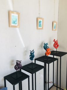 Présentation des sculptures de Julie Espiau à son Atelier d'artiste. Cette série des volutes océanes sont des sculptures céramiques émaillées qui représentent des danseuses  exprimant des émotions différentes.