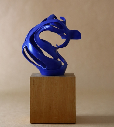 La sculpture Céramique bleue Envol a été créé à la fin du confinement par l'artiste sculptrice Julie Espiau. C'est la représentation d'une femme, les pieds fixés à son plot. Elle ne peut pas s'envoler. Cette femme est privée de liberté à double titre, la liberté physique due au confinement et sa propre liberté par rapport à la difficile acceptation de son corps, et du regard des autres, mais aussi de son propre regard.
