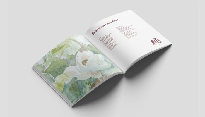 Livre carnet d'art et de poésies sur leJapon Là où naît la lumière Julie Espiau Artiste - auteur, sans les landes  à Ondres, ce livre a été créé après une résidence au Japon à Shigagraki- Page de poésie, Ecrire la fleur.