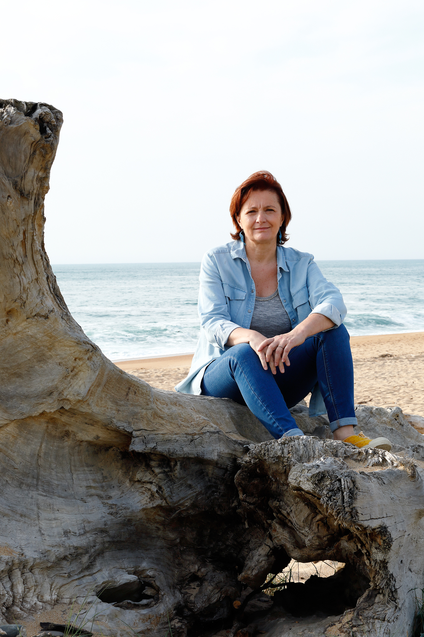 Julie Espiau est artistes, elle vit à Ondres dans les landes proche du Pays basque, elle créé des sculptures céramiques, des oeuvres en appier végetal et elle a écrit un livre carnet d'art et de poésies sur le japon suite à sa résidence artistique à Shigaraki au Japon Photographie ALexandra vaquero