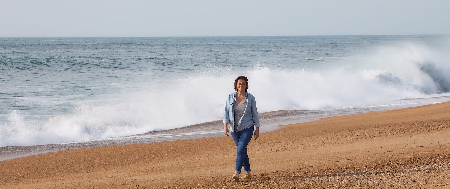Julie espiau sculptreice céramiste lance des retraites artistique au bord de l'océan entrel landes et pays basque